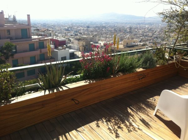 Iroko ξύλινο deck σε διαμέρισμα στο κέντρο της Αθήνας.